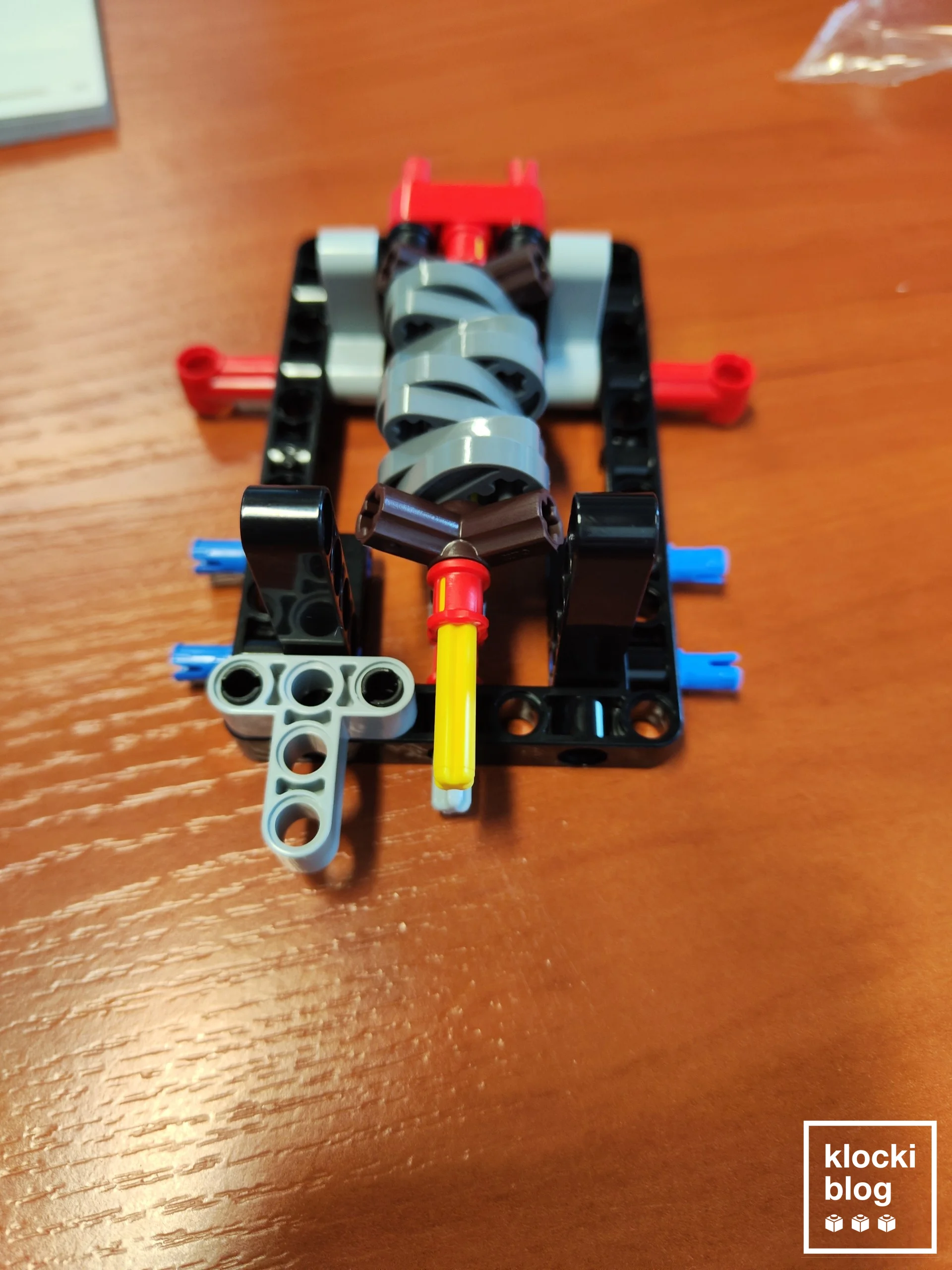 Unboxing i początek podwozia: Budowa bazy i silnika V8