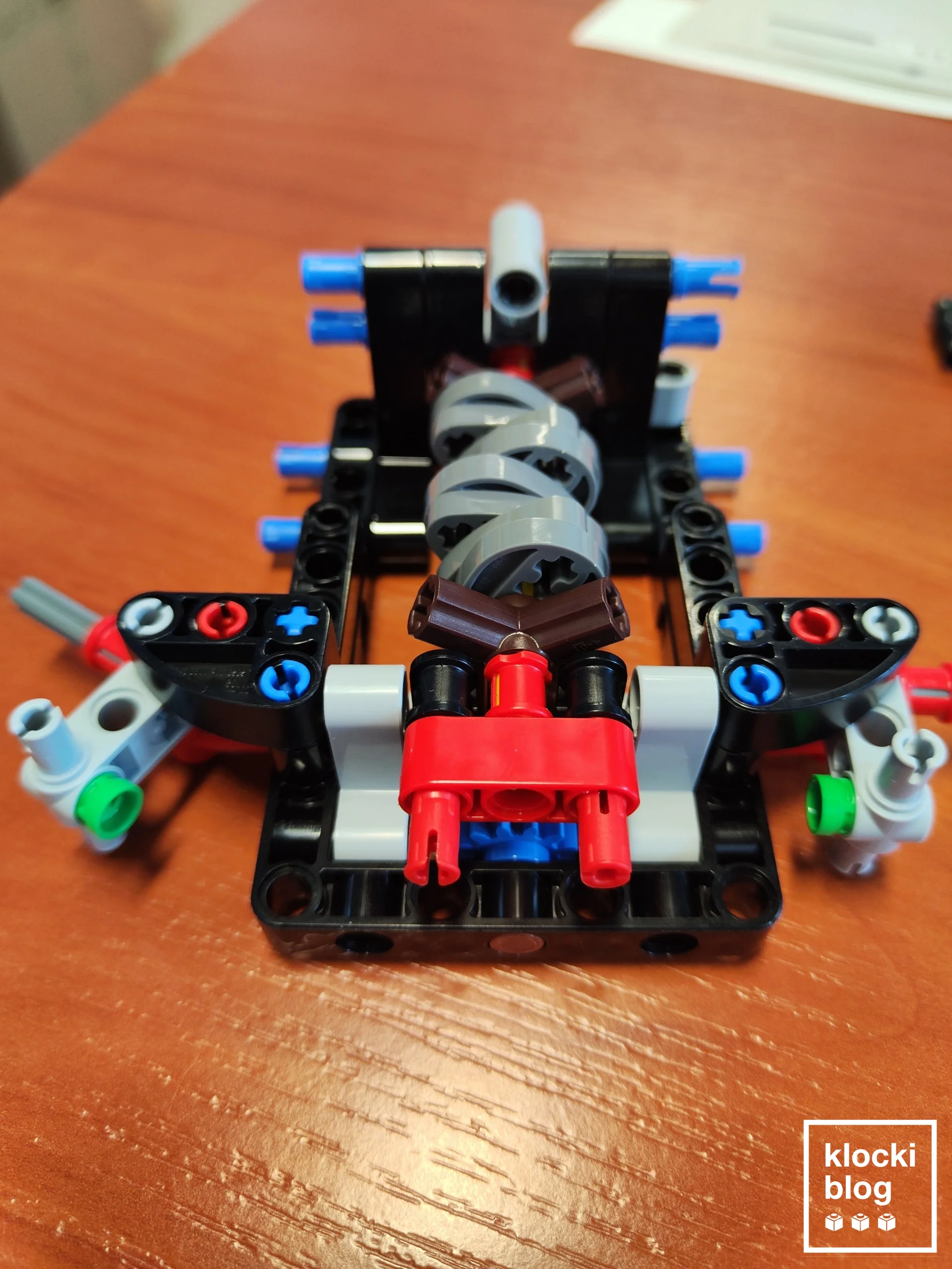 Unboxing i początek podwozia: Budowa bazy i silnika V8